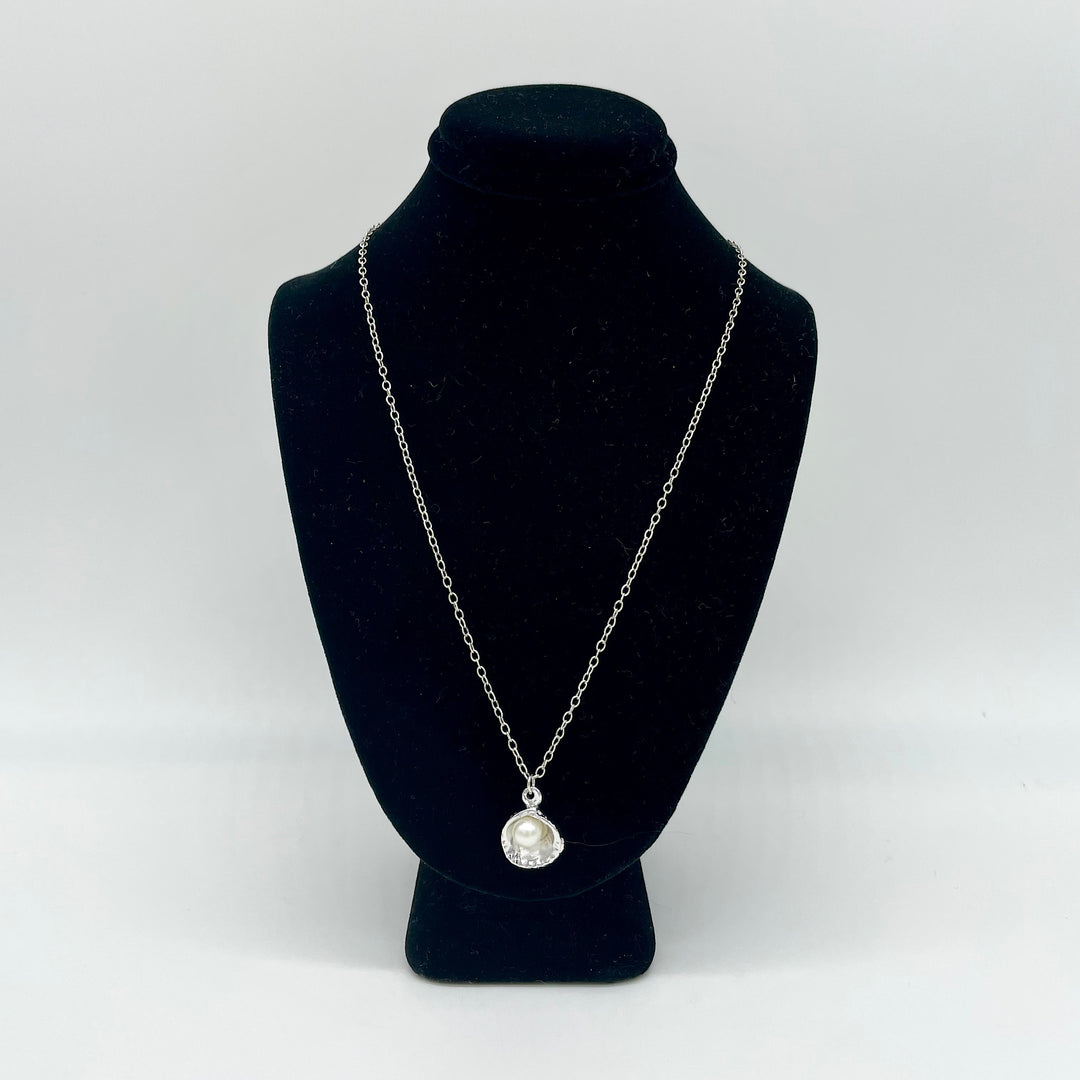 Handcrafted Silvertone Necklace with Pearl in Shell